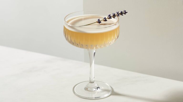 Lavender Honey Bee’s Knees: A Refreshing Floral Gin Cocktail